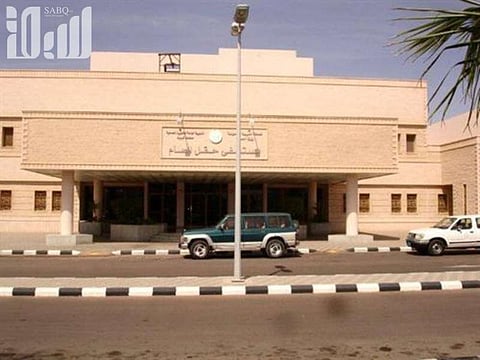 حقل.. جولة بلدية تكشف تسربات صرف صحي من المستشفى باتجاه البحر