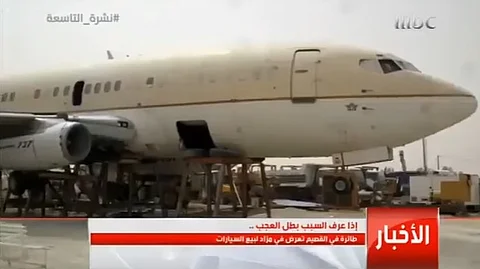 فيديو.. مواطن يفسّر لغز شرائه طائرة وعرضها بـ"تشليح" في القصيم!