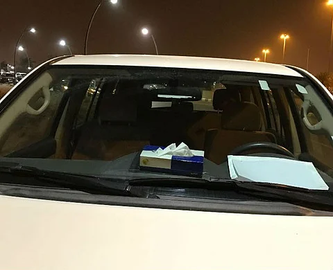 المرور ينفي مجددًا: لا توجد مخالفات لمن يضع علب المناديل أو الملفات على "طبلون السيارة"