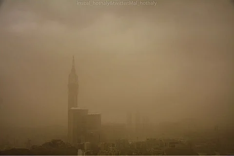 شاهد .. ضباب مكة يتحوّل إلى غبار يخفي المعالم ويرفع حالة التأهب