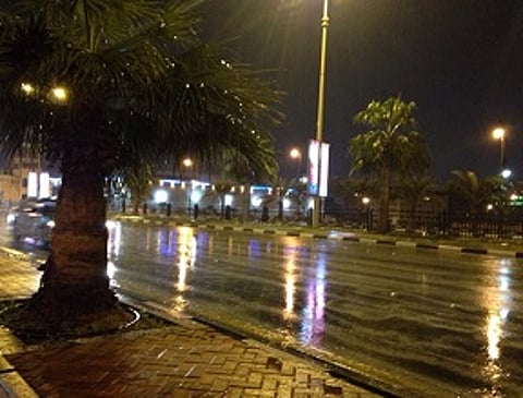 الآن.. هطول أمطار غزيرة مع رياح نشطة على المنطقة الشرقية