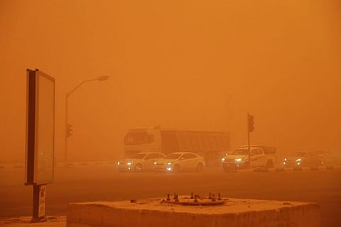 بالصور.. العاصفة "مدار" تضرب محافظة رفحاء وتحول نهارها إلى عتمة