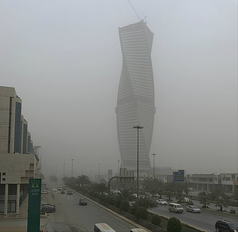 "الأرصاد": تأثير العوالق الترابية يتواصل في 8 مناطق