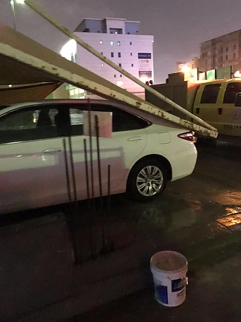 أمطار الشرقية تخلف سقوط خرسانة وأعمدة إنارة على المركبات