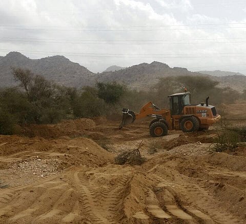 بلدية بارق تستعيد أراضيَ حكومية تعدَّى عليها مواطنون شرقي الجامعة