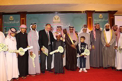 محافظ خميس مشيط يدشن أول مشروع للأسر المنتجة