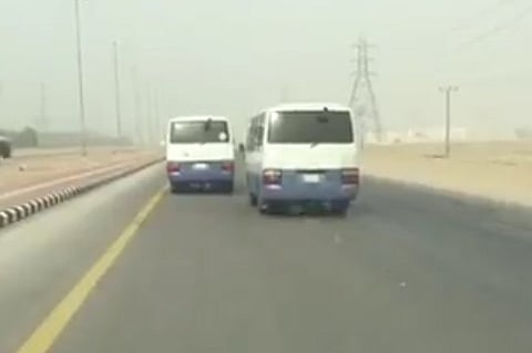 شاهد.. حافلتان تعرضان حياة الطالبات للخطر بطريق السليل-وادي الدواسر