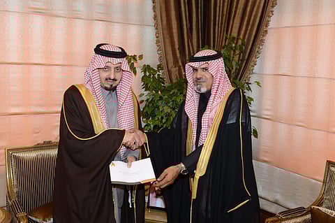 أمير عسير يتسلم دعمًا ماليًّا لمجلس التنمية السياحي