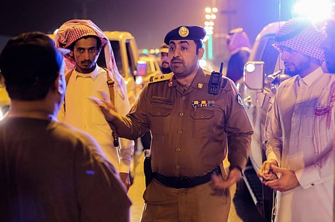 بالصور.. حملة أمنية تحت المطر والغبار حصيلتها 60 مخالفة في "وادي الدواسر"