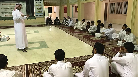 لجنة التنمية بالقصب تطلق ملتقى "الديوانية" وسط إقبال شبابي