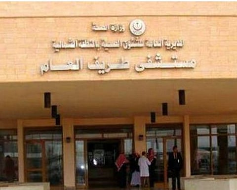 التحقيق مع مواطن اعتدى بالضرب على طبيب بمستشفى طريف