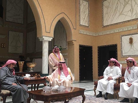 بالصور.. الملك يزور الشيخ ناصر الشثري في منزله.. عزاء واطمئنان