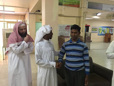 طلاب ثانوية "عرقة" بالرياض يواسون العامل "أمين" في وفاة والده