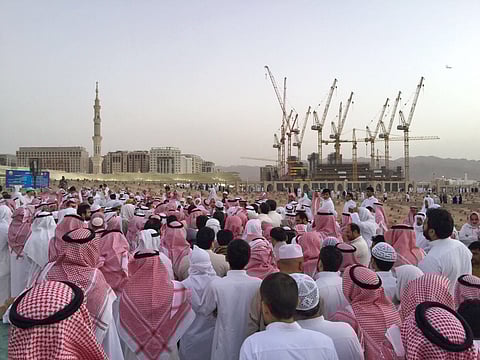 شاهد.. الجموع تشيع والد الشيخ "المغامسي" فجراً بالمسجد النبوي