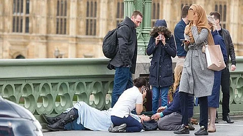 بعد صورة "محجبة لندن": هل يصبح مرور أي مسلم بجوار موقع حادث إرهابي "قضية"؟