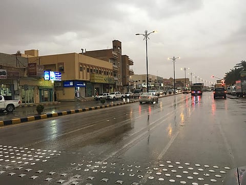 شاهد.. الأمطار تعاود الهطول مجدداً على الأفلاج