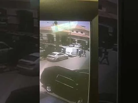 شاهد.. فيديو يكشف هجوم المقنعين الثلاثة على سيارة نقل الأموال بالرياض