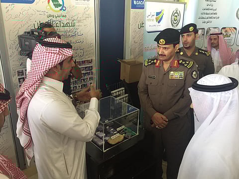 شاهد.. معرض توعوي بأضرار التدخين والمخدرات لمسافري مطار الطائف