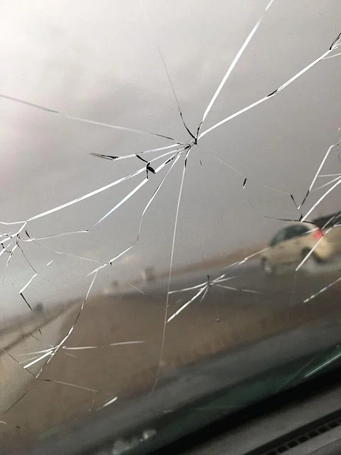 شاهد.. أمطار غزيرة مصحوبة بـ "البرد" تربك حركة طريق الطائف-الرياض