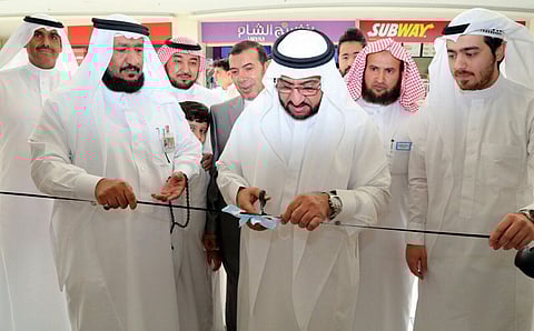 مدير جامعة طيبة يفتتح معرض "الطب النبوي" بالمدينة