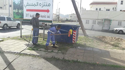 أبها.. معالجة أكثر من 400 حاوية نظافة وغسل الأرصفة المضيئة