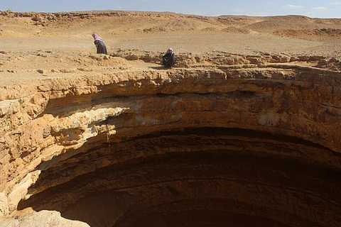 شاهد .. مواطن يرصد "خسفين خطيرين" جنوب غربي العويقيلة