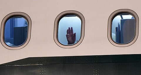 مضيفة: هذا هو سر فتح النوافذ عند إقلاع وهبوط الطائرات