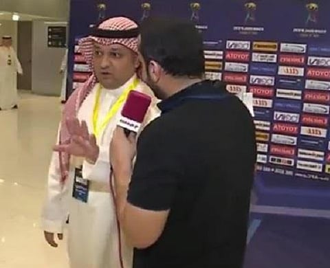 بالفيديو.. "عزت" يتجاهل قناة "الكأس".. ويعلّق: لم أنتبه