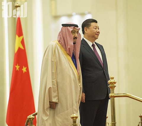 صحيفة "إسرائيلية": هذا ما حدث بين الملك سلمان والرئيس الصيني.. وهكذا حضرت إيران!