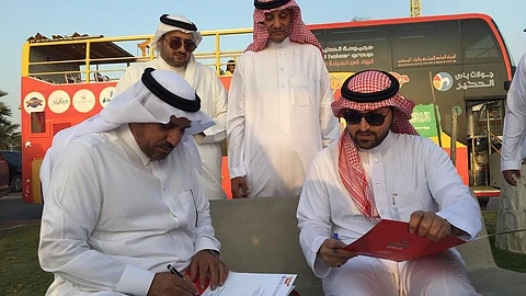 "العمري" يطلق "الباص السياحي" في جدة