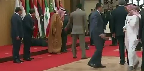 شاهد.. لحظة سقوط الرئيس اللبناني في مدخل قاعة اجتماع القمة العربية