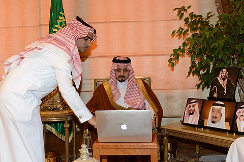 "أمير عسير" يدشن مركز بلاغات الطوارئ بأمانة المنطقة