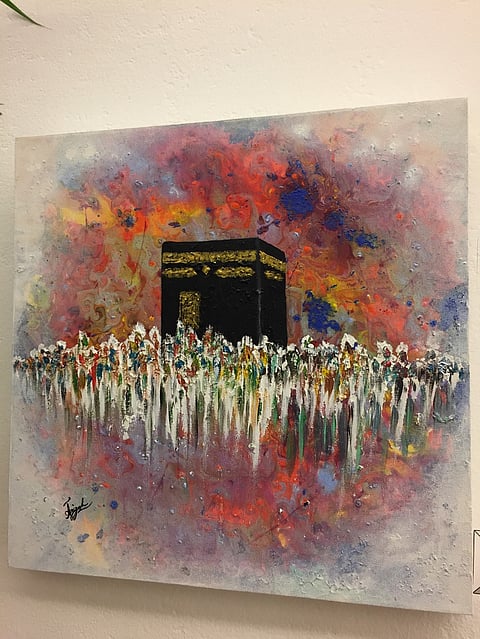 فنانون وأسر منتجة يستعرضون لوحاتهم التشكيلية في معرض "الفن الإسلامي"