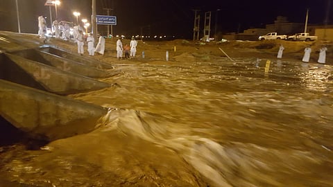 شاهد.. سحابة "وادي الدواسر" تسيل الأودية والشعاب بـ"السليل"