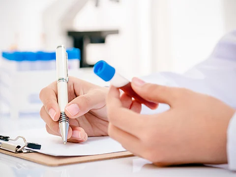 مكة.. خطأ طبي يعرِّض مواطنة وأسرتها لـ"شبح الإيدز"