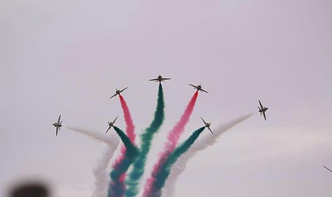 شاهد.. "الصقور الخضر" تنثر ألوانها في سماء طريف