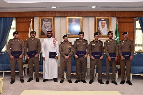 مدير شرطة حائل يكرم 7 من أفراد الشرطة لإنجازهم قضايا أمنية