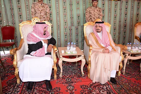 فيصل بن خالد ينقل تعازي القيادة لذوي الشهيد "العسيري"