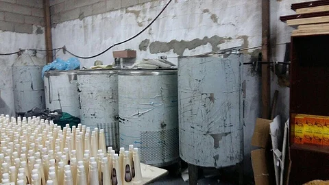 ضبط معمل يقوم بترويج العطور المقلدة جنوب جدة