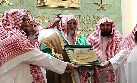 "السديس" يقلد بن حميد وسام الرئاسة لجهوده في خدمة الإسلام