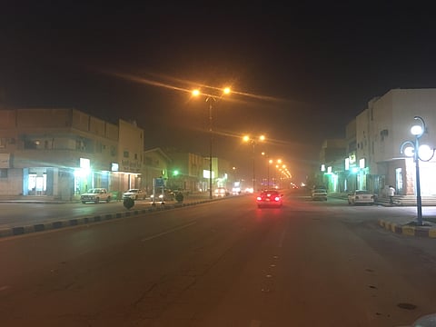 شاهد.. "موجة غبار" تغطي سماء الأفلاج وتحدّ من الرؤية