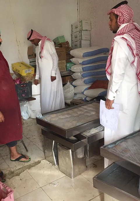 عسير.. إغلاق 20 محلاً مخالفاً لاشتراطات السلامة