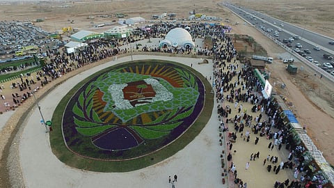 1.5 مليون زهرة تنسج سجادة تضامن مع رجال الأمن