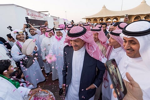 سلطان بن سلمان يشارك 160 ألف زائر متعة مهرجان الورد الطائفي