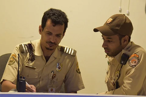 بالصور .. "سبق" ترصد أعباء ومهام رجال الأمن الصناعي بـ "زهور ينبع 11"