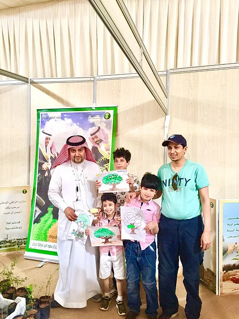 شاهد.. زوار مخيم الرياض البيئي يشاركون في دعم التشجير