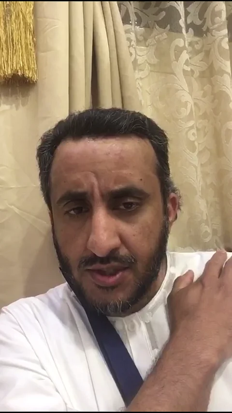 وقابل البر بالغدر.. 3 طعنات غائرة بكتف معلم أشفق على مسن وأركبه معه!