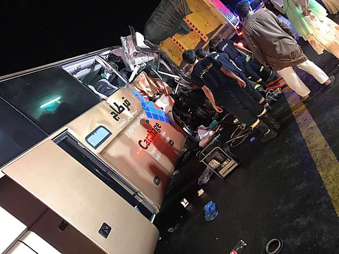 مصرع 3 وإصابة 25 آخرين في حادث ارتطام حافلة بقلاب شمال جدة