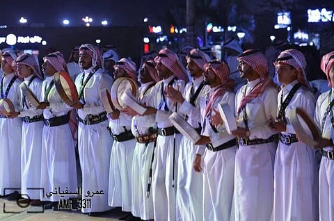 شاهد .. "الحيوما" تُعيد الموروث الطائفي وتتغنى بأبطال الحد الجنوبي في مهرجان الورد