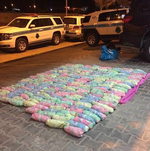 المدينة.. حيلة الزوجة والطفلين لم تفلح في إخفاء القات والبداية ارتباك